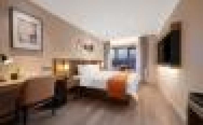 Home Inn Plus Jinan West Station East Square