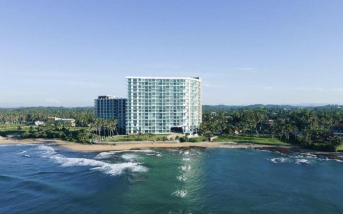 3BR Apartment with Sea View, WIFI, Pool & Gym