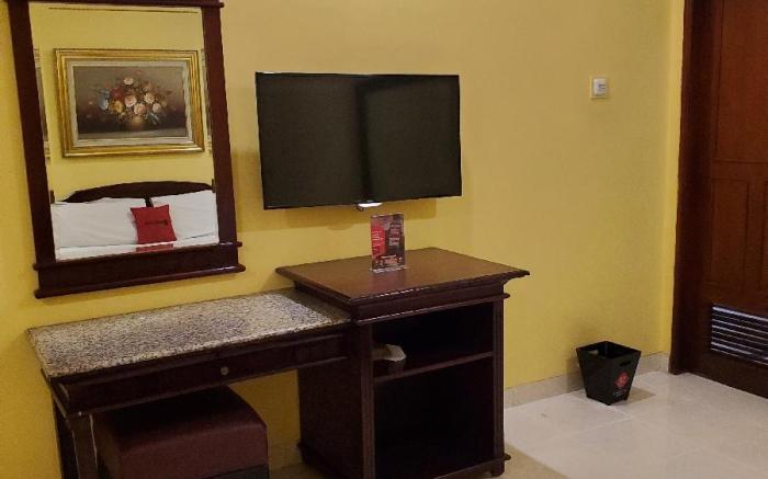 RedDoorz Plus near Dunia Fantasi Ancol