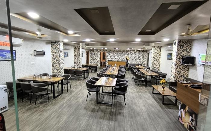 Hotel Candlewood Bar & Restro