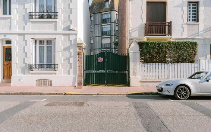 High-end 2 bedroom duplex with parking Place Morny