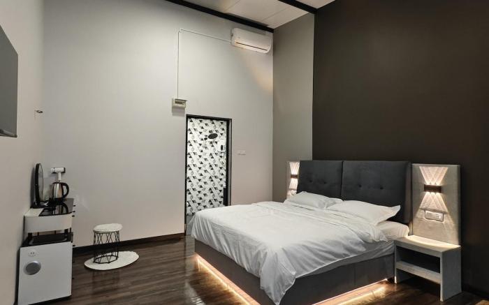 Private Premium King Bedroom in Bakri Homestay 