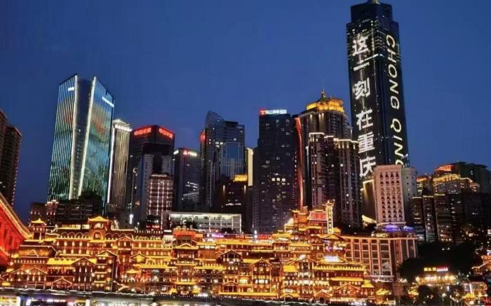 《梦夏时光》步行洪崖洞、解放碑、长江索道、十八梯、来福士等景点/1.8大床加4k投影 大三房3床
