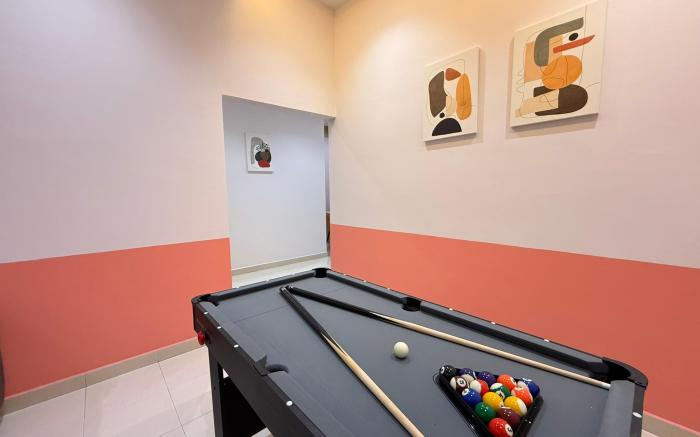DeMUJI5 14PAX 4BR NearTC, PS4, PoolTable, Netflix