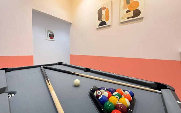 DeMUJI5 14PAX 4BR NearTC, PS4, PoolTable, Netflix