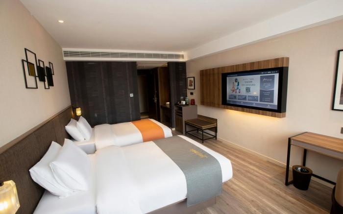 Home Inn Plus Xishuangbanna Peacock Lake Flower Garden