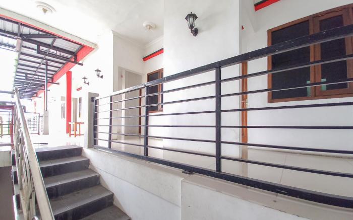 RedDoorz Syariah @ Homestay Bougenville near Taman Alun-Alun Kota Lamongan