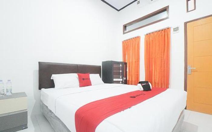 RedDoorz Syariah near Mall Roxy Banyuwangi 2