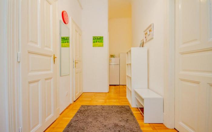 Kelvin's V. District 2BR Urban Haven by NW