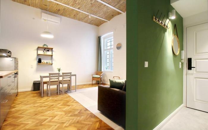 Modern Green Apt w FREE Parking, Projector+Netflix