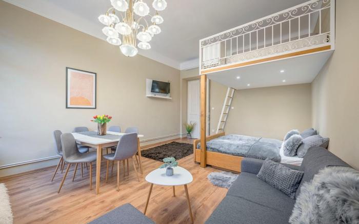 Corvin City Apartment with AC  by NW