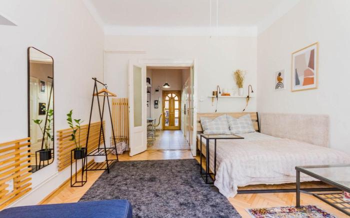 Sunny&Bright, centrally located, AC/balcony by NW