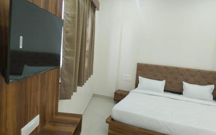 Avenaa Hotel With Rooftop Swimming Pool Udaipur