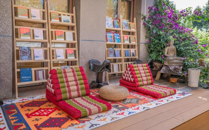 Lijiang YOLO Leisure Villa, a courtyard under the snow-capped mountains