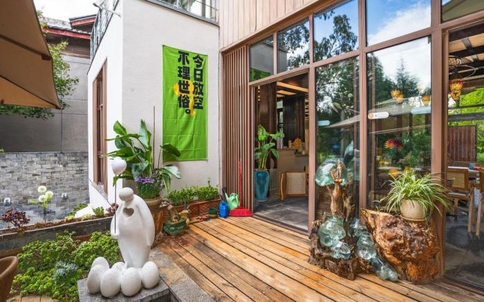 Lijiang YOLO Leisure Villa, a courtyard under the snow-capped mountains
