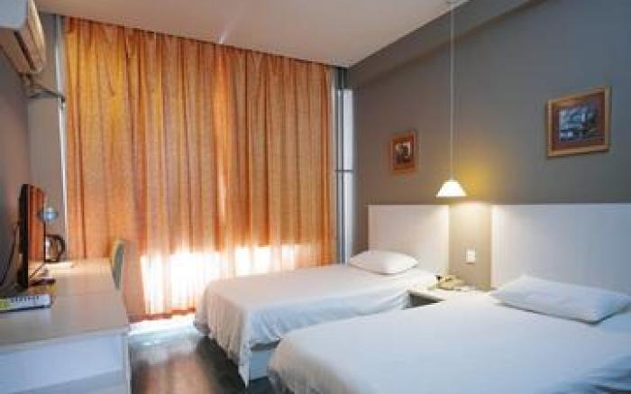 Home Inn Weihai High-speed Railway North Station Shichang Avenue RT-Mart