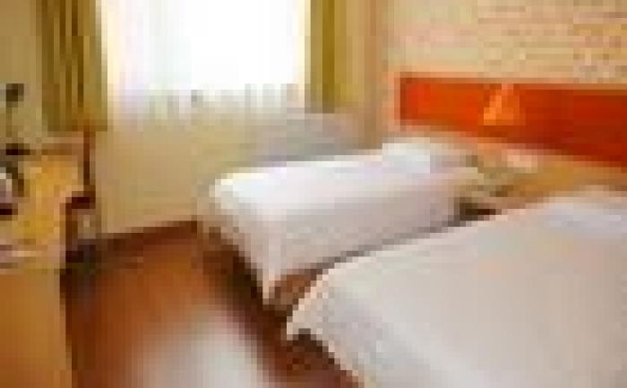 Home Inn Huayin Huashan Scenic Area Tourist Center