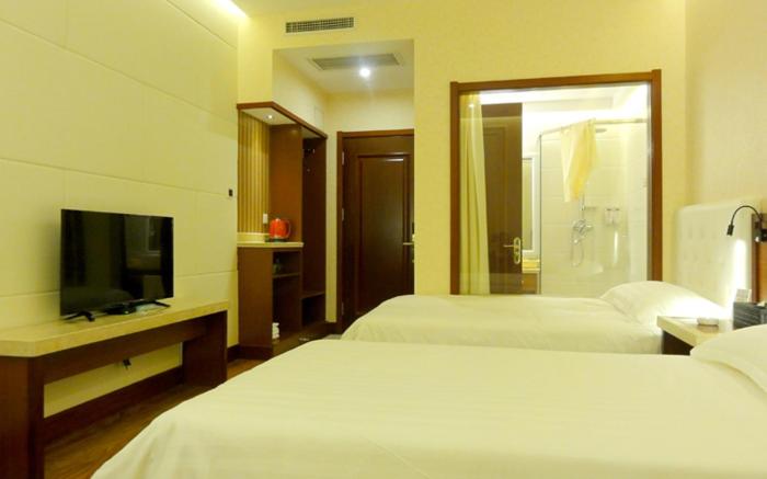 Hua Qi Kaiserdom Hotel Zhongshan Road St Michael's Cathedral and Zhanqiao Pier Qingdao)