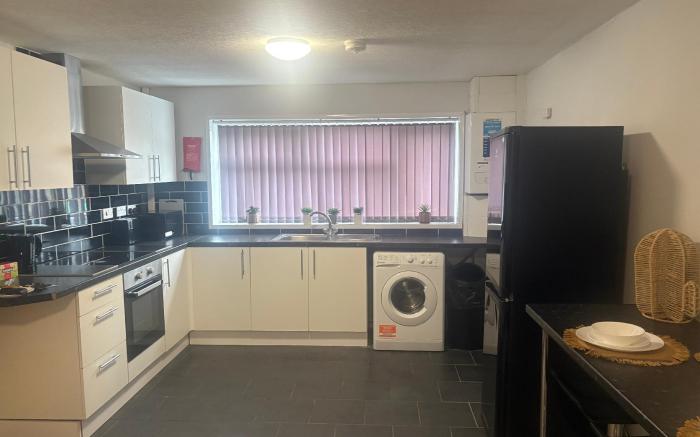 4 Bedroom Aprt in Warwick with free parking & Wifi