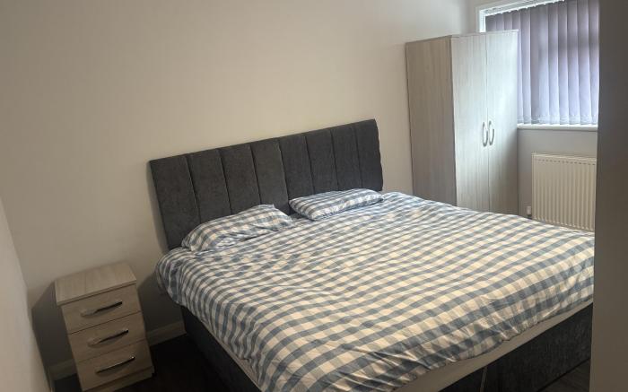 4 Bedroom Aprt in Warwick with free parking & Wifi