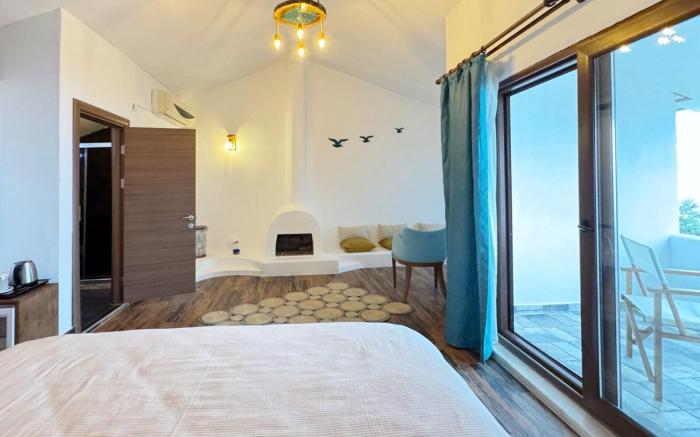 Beachfront Stay w/ Balcony & Lesvos View