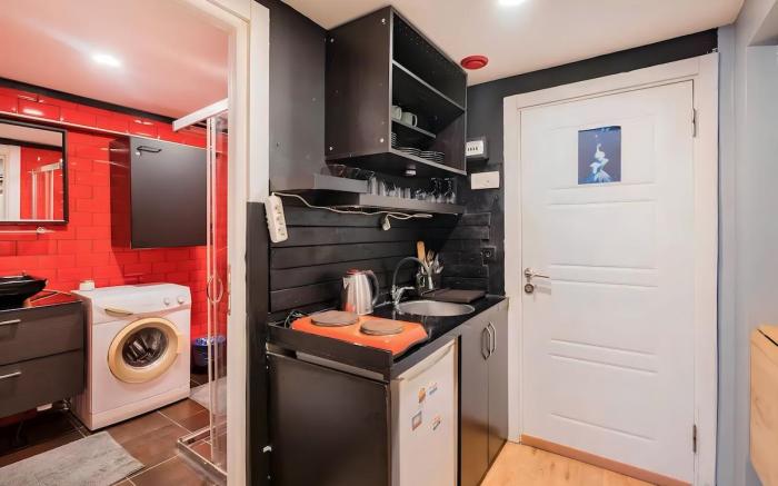 Cozy Central Flat w/Netflix & Elevator Near Metro