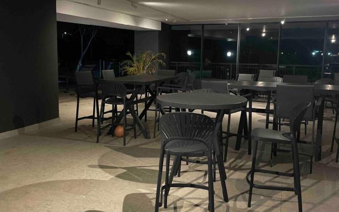 5 min walk to gateway, fast WiFi, Netflix, pool