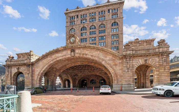 Placemakr Downtown Pittsburgh at The Pennsylvanian