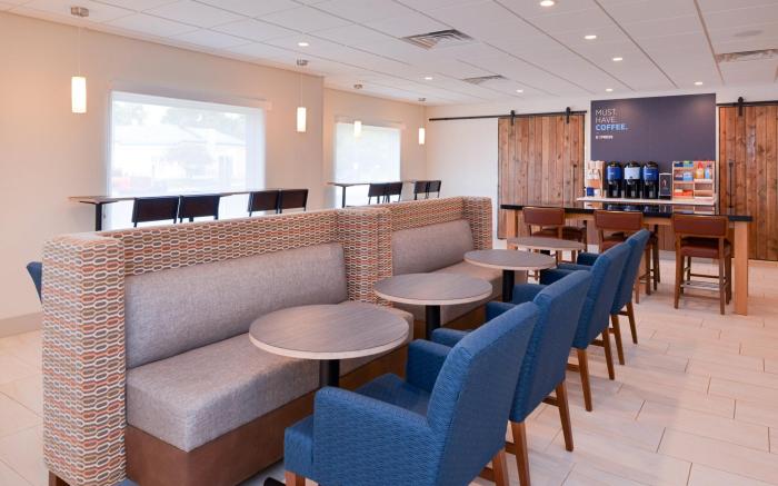 Holiday Inn Express & Suites Omaha - 120th and Maple By IHG