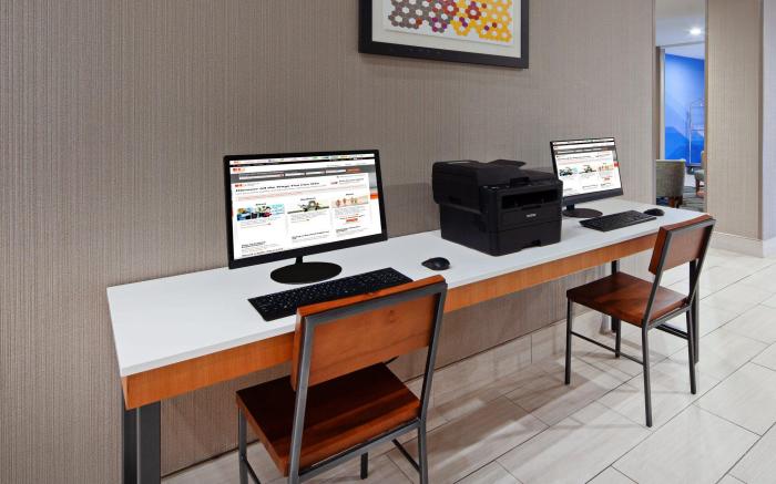 Holiday Inn Express and Suites Tulare By IHG