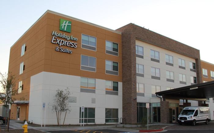 Holiday Inn Express And Suites Phoenix - Airport North By IHG