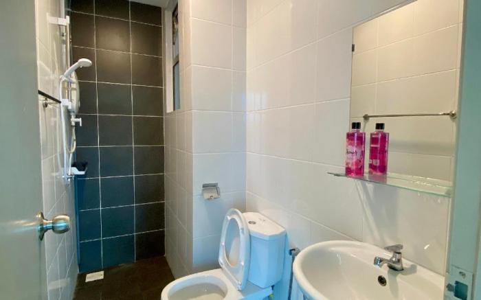 Stylish 3BR Condo | The Zizz