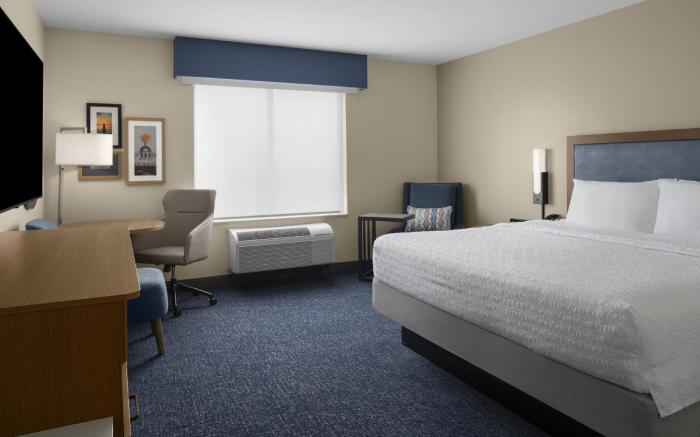 Hampton Inn  Suites by Hilton Long Island Farmingdale