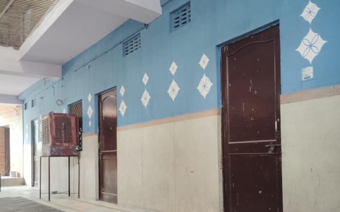 Iconic HOSTEL 1 KM from Railway Station