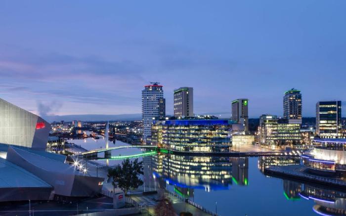 Lakeside - Central Apartment - Free Parking - Cinema Room