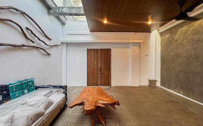 NEW! 8 mins to Airport, Transit, Stylish Room