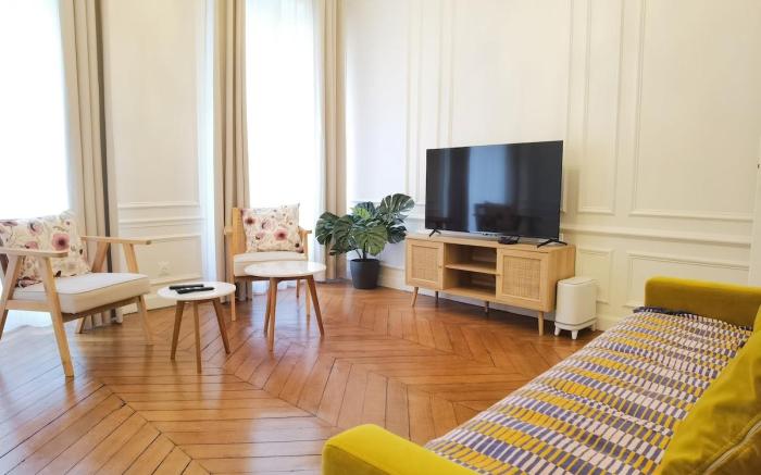 Marais 2BR  Sofa | Perfect for Families of 6