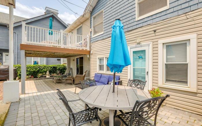 Hidden Gem 2 Bedroom 2 bathroom steps to the sand!