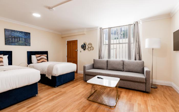 Warm Apartments in Queensway