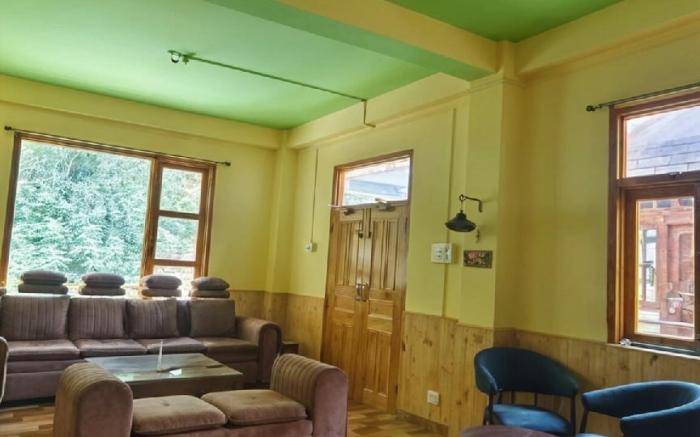 Aurum Valley Premium Duplex| Tirthan by Homeyhuts