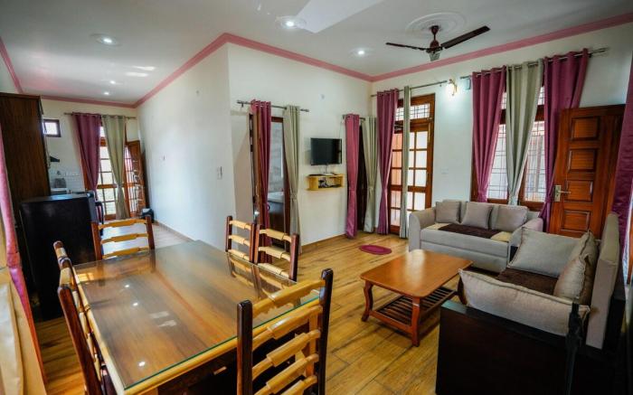Casa De Fortuna -A |1BHK|GF| Bhimtal by Homeyhuts