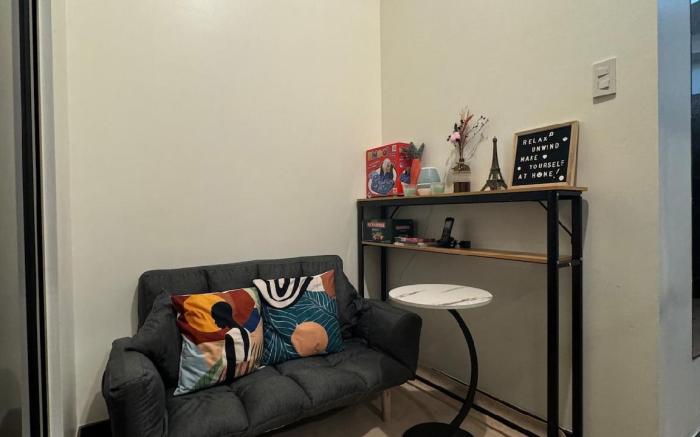 Cozy 1BR fronting pool near NAIA w/ WiFi Netflix