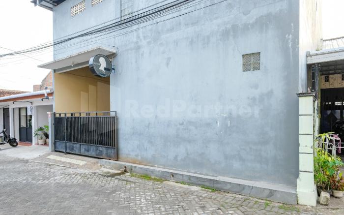 Mas Klimis Guesthouse Pakuwon Mall Mitra RedDoorz