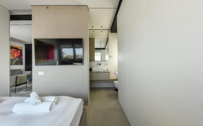 Modern and Vibrant 1BR apt with Private Balcony