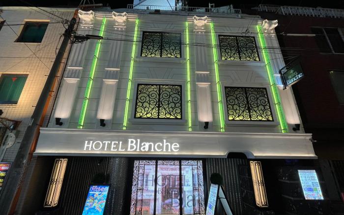 Hotel Blanche  (Adult only)