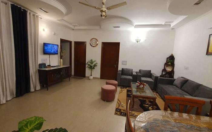 Elegant 3BHK home with lawn near India Expo Mart