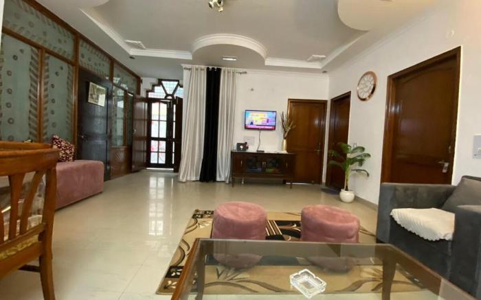 Elegant 3BHK home with lawn near India Expo Mart