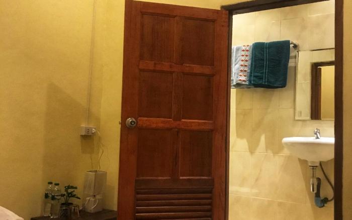 Small room with Private bathroom near night market