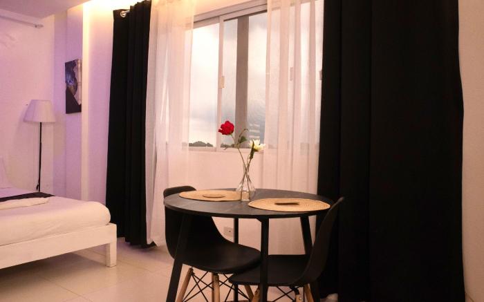 Cozy Twin Room w/ Mountain View – Relax & Unwind!