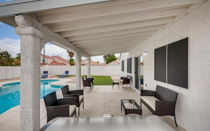 Luxurious House With A Pool, Spa, and Patio 